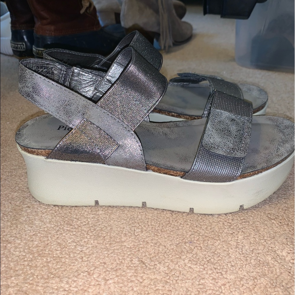 Pierre Dumas Platform Shoe (size 7)